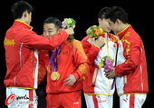 北京时间8月9日，中国队横扫韩国夺冠。领奖台上三位将金牌敬献给刘国梁。