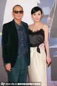 搜狐娱乐讯 34届金像奖红毯，郭采洁吊带裙性感，与影帝张家辉携手亮相。