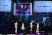 搜狐娱乐讯 颁奖现场向黄霑致敬环节 众歌手唱响经典名曲。