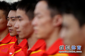 北京时间7月25日，中国男子体操队在英国伦敦的北格林威治体操馆进行了赛台训练。此前在北爱尔兰受伤的滕...