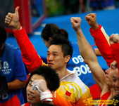 8月12日，中国男子体操队在团体决赛中完美夺冠。图为赛后中国队员站在领奖台上。（摄影：搜狐体育 程宫...