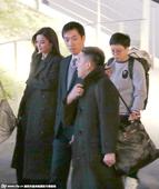 搜狐娱乐讯 2014年12月27日，上海，近日，阿SA蔡卓妍现身某会场外。阿SA穿着黑色风衣，走在数...