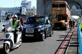 伦敦出租车司机罢工游行抗议奥运专用通道侵占自身权益。伦敦当地时间23号下午3:00，约有200辆伦敦...