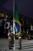 2016年8月6日，里约奥运会开幕，巴西国旗高升国歌唱响。