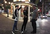 搜狐娱乐讯 11月8日 马苏在微博晒出一组在美国洛杉矶与朋友一起深夜搞怪合影。照片中的马苏表情丰富、...