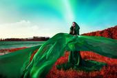 搜狐娱乐讯 近日，“氧气女神”王力可以绿色环保为主题，拍摄了一组冬季时尚大片。绿色代表着生命，是希望...