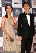 2012年10月13日讯，韩国釜山，第17届釜山电影节闭幕。李帝勋和方恩珍亮相。