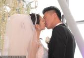 2013年10月19日，王雷、李小萌举行婚礼。新娘李小萌复古编发搭配水晶发饰，复古而唯美。