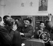 组照片的摄影者是谁？记者经核查得知：该组照片为法国著名摄影家马克・吕布于上世纪50年代来中国所摄。两...