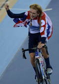 北京时间8月7日23点53分，女子自行车个人全能赛最后一项500米计时赛展开争夺。结果，英国选手特洛...