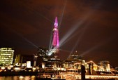 欧洲最高建筑“碎片大厦”于伦敦当地时间5日23时（北京时间6日6时）正式揭幕。激光从大厦上射出，划破...