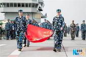 与平常大学的军训结业典礼不同，上海戏剧学院第一次在航空甲板上进行隆重的军训阅兵仪式，除了走正步、站军...