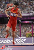 北京时间8月7日，2012年伦敦奥运会男子110米栏第一轮第六小组，中国选手刘翔在比赛中跨第一个栏时...