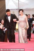 第34届香港电影金像奖开幕，钱嘉乐携怀孕爱妻甜蜜亮相。暖男登场护妻有加。