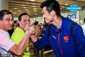 北京时间8月22日，中国羽毛球队回国，受到球迷热烈欢迎。图为谌龙抵达机场现场。