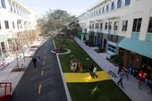 全球第一互联网社交平台Facebook的总部位于加州Menlo Park办公园区，由11幢建筑构成，...
