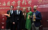 搜狐娱乐讯 6月23日晚，第十六届上海国际电影节在暴雨中的魔都落下帷幕，杰西卡-查斯坦、基努-里维斯...