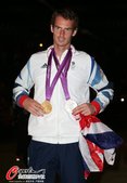 2012年8月6日，2012年伦敦奥运会，穆雷、法拉赫展示奖牌。
更多奥运视频>> 更多奥运图片>...