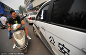 2012年6月15日，武汉，“警车违停也要被处罚！”一名网友发帖称，在汉口发展大道江汉公安分局门前，...