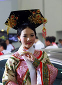 2012年05月20日，2012年第十届华中国际车展上，厂家打出清朝宫廷女、汉服等花样吸引眼球。  