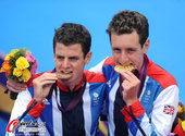 北京时间8月7日，2012年伦敦奥运会男子铁人三项赛，英国选手亚力斯塔尔-布朗利夺冠。西班牙选手哈维...