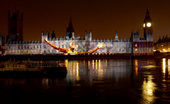 北京时间2012年7月25日，奥运组织者在英国议会大厦上表演的灯光秀分外引人瞩目。被映射到大厦上的不...
