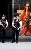 北京时间7月28日，2012伦敦奥运会开幕在即，警察与士兵纷纷上岗执勤，伦敦安保人员严阵以待。摄影：...