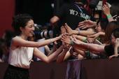 搜狐娱乐讯 2014年06月22日，上海，第十七届上海国际电影节，闭幕式红毯仪式举行。伊藤步与粉丝亲...