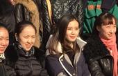 11月18日，刘诗诗在返校日回到了母校北京舞蹈学院，虽然素颜，但依旧美丽，并和同学粉丝们亲切合影。