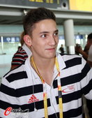 本届伦敦奥运体操赛场上，一位来自德国的25岁体操男选手麦瑞-纳亚(Marcel Nguyen)因其精...