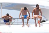 当地时间2016年7月4日，西班牙伊维萨，法布雷加斯与女友回西班牙度假，赤裸上身坐船若有所思。