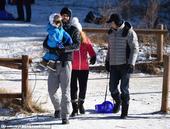 2015年1月9日讯，西班牙吉罗纳，当地时间12月30日，夏奇拉一家三口现身公园游玩。夏奇拉身穿粉色...
