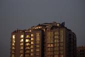 人济山庄楼顶别墅，位于北京西三环白石桥附近，违法建设为2605室房主张必清所建。他只购买了楼顶约10...
