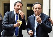 2014年4月28日，罗马，意大利总理马泰奥-伦齐和意大利国家队主教练普兰德利吃香蕉，公开反对种族主...
