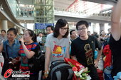 2012年8月10日，2012年伦敦奥运会，中国女排回国。 
更多奥运视频>> 更多奥运图片>>