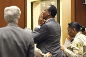 流行天王迈克尔-杰克逊私人医生默里过失杀人罪成，周二在洛杉矶高等法院判刑。默里最终被判处四年监禁。