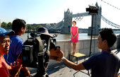 北京时间2012年7月26日，韩国美女主播伦敦大桥前播报奥运新闻。