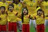 高清图：不抛弃不放弃 巴西女球童吼唱国歌走红