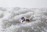 美国博物馆用百万塑料球建起白色“海滩”
