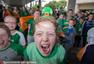 高清图：老少球迷热情接机 爱尔兰众将亲切合影