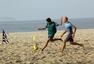 搜狐直击世界杯：偶遇沙滩足球队 队员拼抢激烈