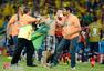 高清图：巴西晋级球迷也疯狂 高举国旗半裸冲场