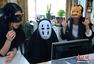 杭州一公司减压举行“无脸日” 员工戴面具上班