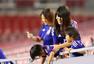 高清图：日本美女球迷观战 功臣与看台小孩互动