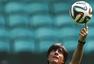 高清图：世界杯教练形体艺术 勒夫用指尖转皮球