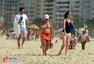 高清图：里约沙滩比基尼秀 美女半裸享受日光浴