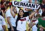 前方图：德国球迷集体变身默克尔 美女球迷冷酷