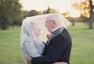 这对夫妇终于在70年后拍摄了一套正经的婚纱照