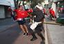 高清图：智利球迷冲破安检口 挤上看台场面失控