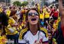 高清图：哥伦比亚晋级八强 总统球迷热烈齐欢庆